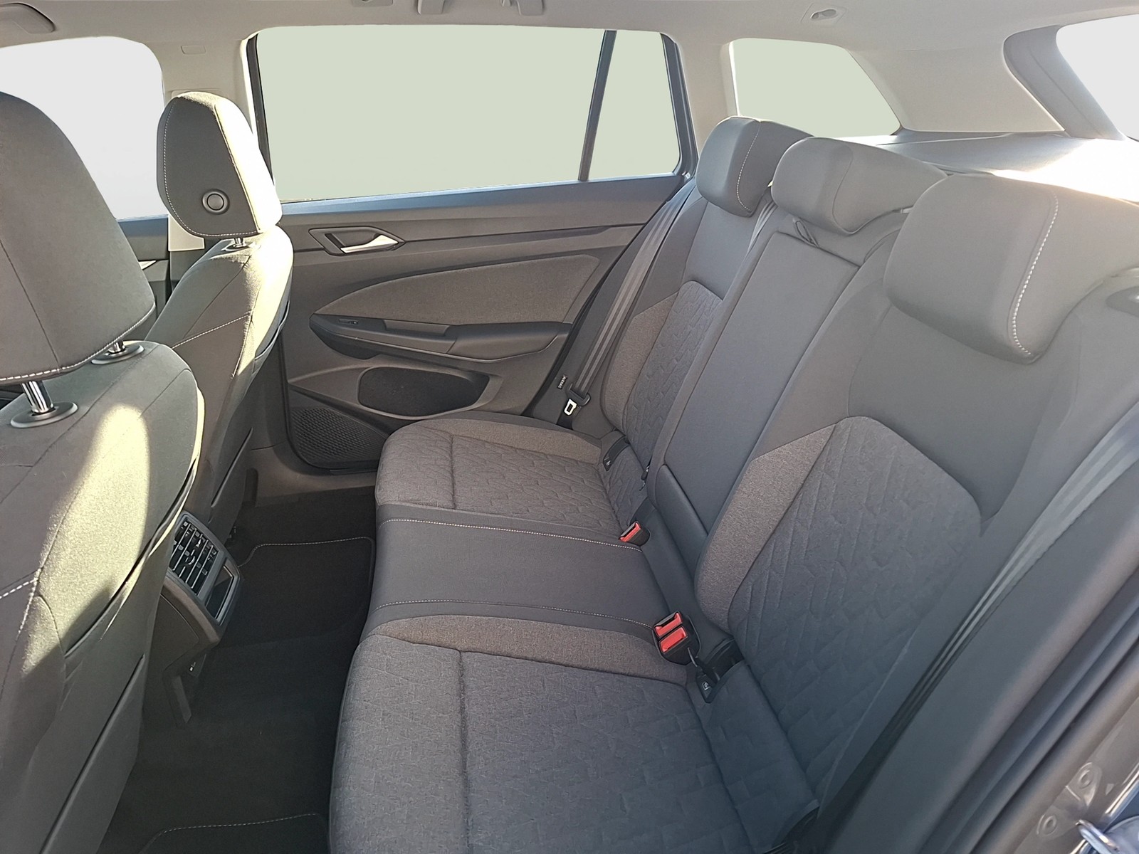Fahrzeugabbildung Volkswagen Golf VIII Variant TSI Life LEDplus Navi AID ACC PDC SH