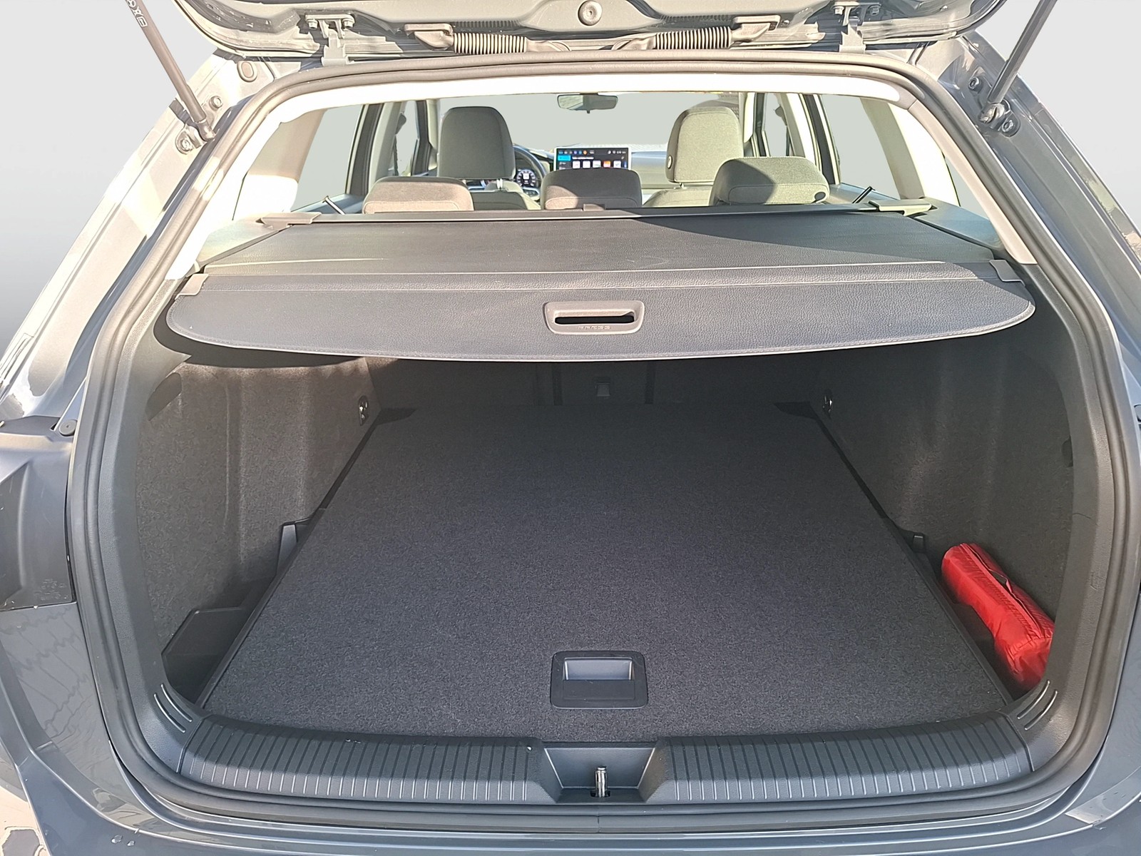 Fahrzeugabbildung Volkswagen Golf VIII Variant TSI Life LEDplus Navi AID ACC PDC SH