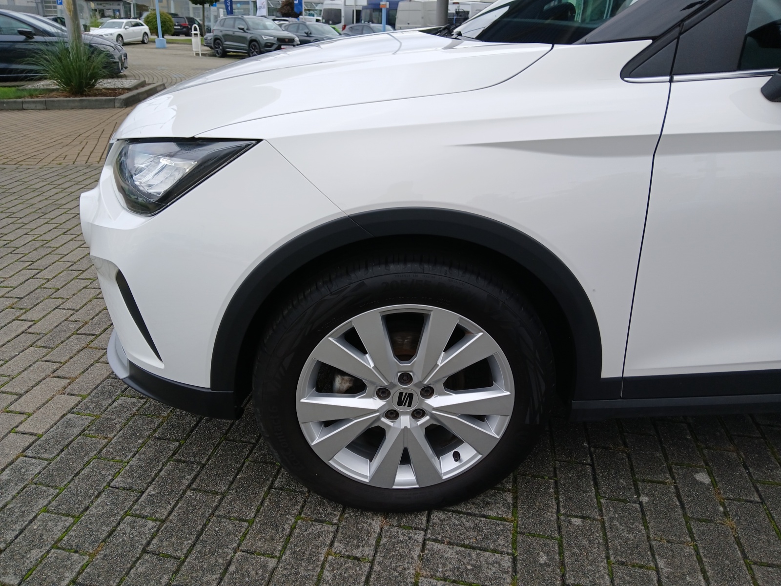 Fahrzeugabbildung SEAT Arona TSI Xperience DSG LED AHK GRA PDC SH LM