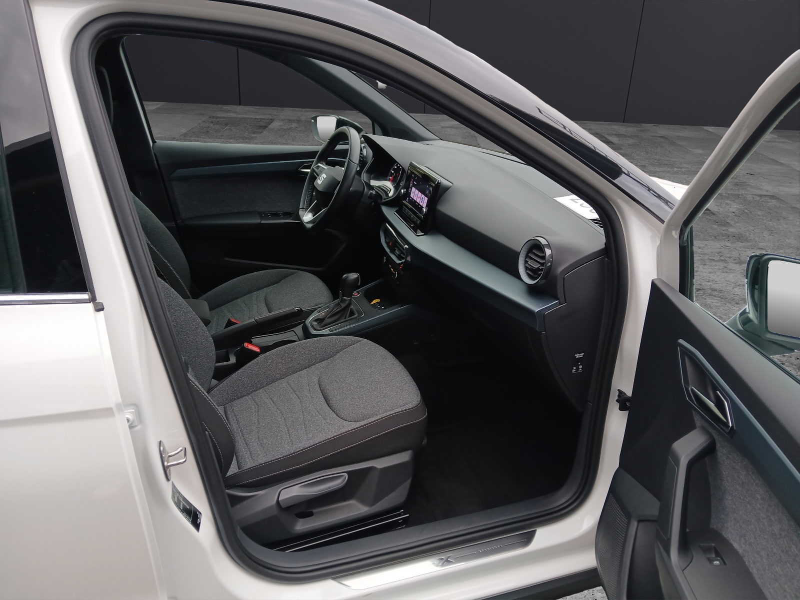 Fahrzeugabbildung SEAT Arona TSI Xperience DSG LED AHK GRA PDC SH LM