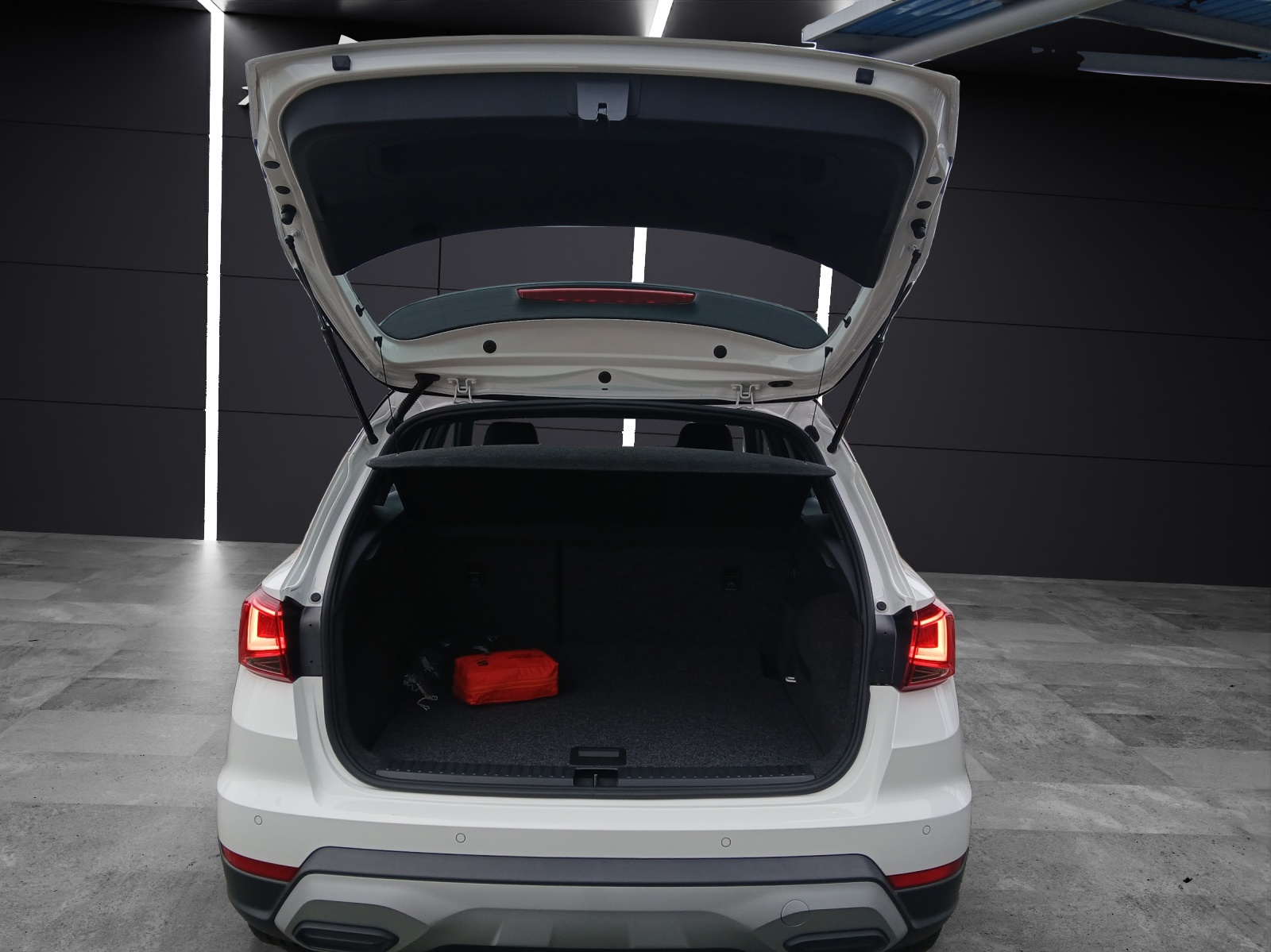 Fahrzeugabbildung SEAT Arona TSI Xperience DSG LED AHK GRA PDC SH LM