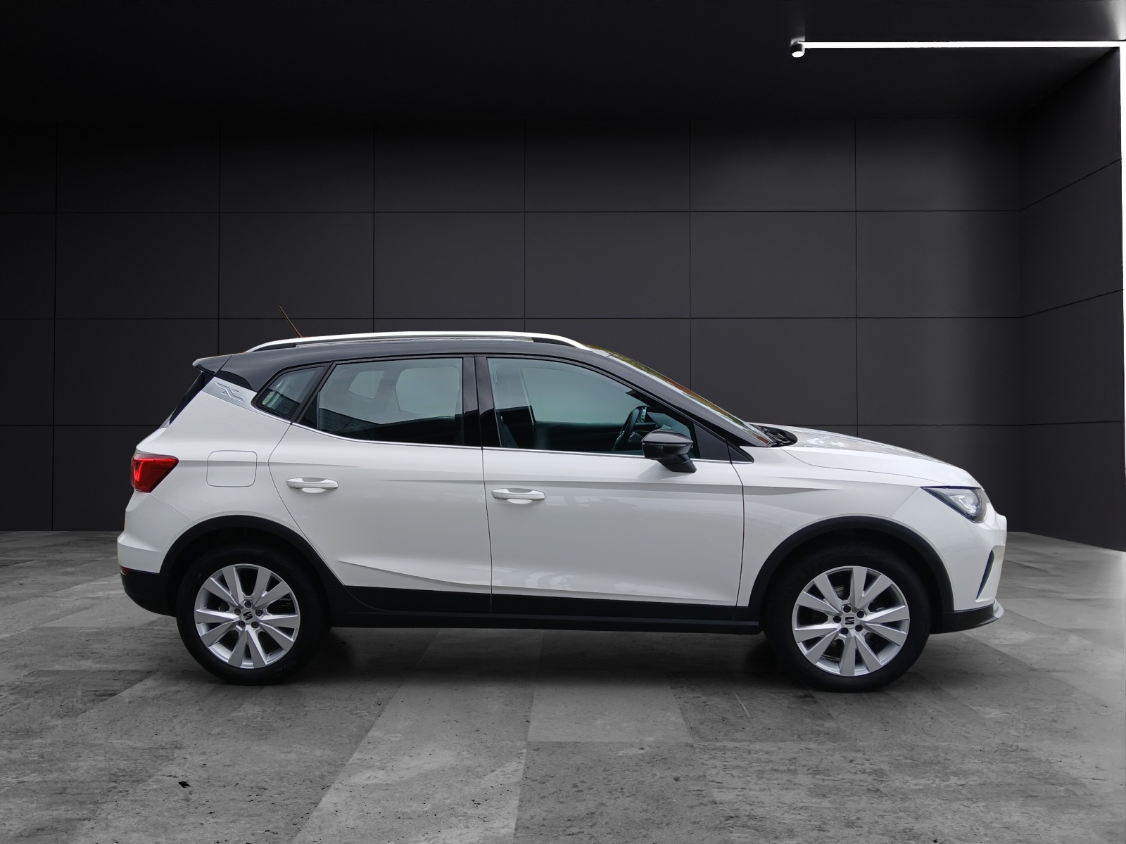 Fahrzeugabbildung SEAT Arona TSI Xperience DSG LED AHK GRA PDC SH LM