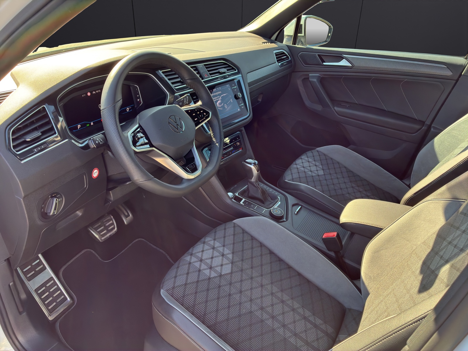 Fahrzeugabbildung Volkswagen Tiguan TDI R-Line DSG 4M Matrix Navi AID ACC RFK SH 20