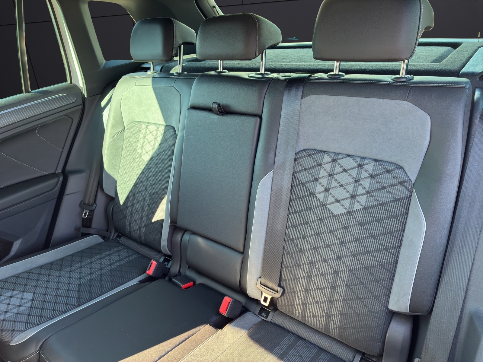 Fahrzeugabbildung Volkswagen Tiguan TDI R-Line DSG 4M Matrix Navi AID ACC RFK SH 20