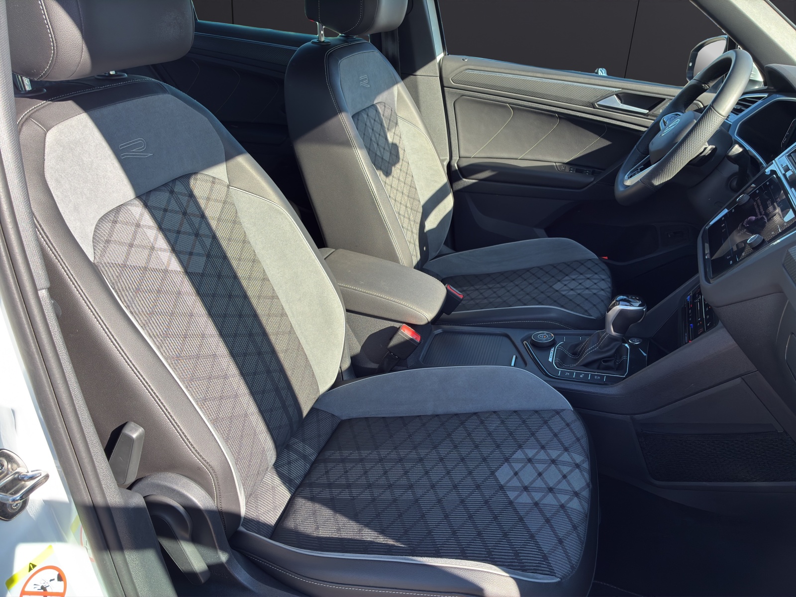 Fahrzeugabbildung Volkswagen Tiguan TDI R-Line DSG 4M Matrix Navi AID ACC RFK SH 20