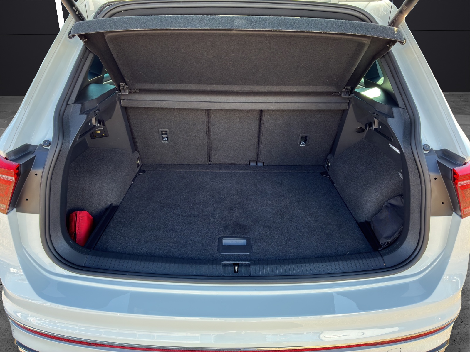 Fahrzeugabbildung Volkswagen Tiguan TDI R-Line DSG 4M Matrix Navi AID ACC RFK SH 20