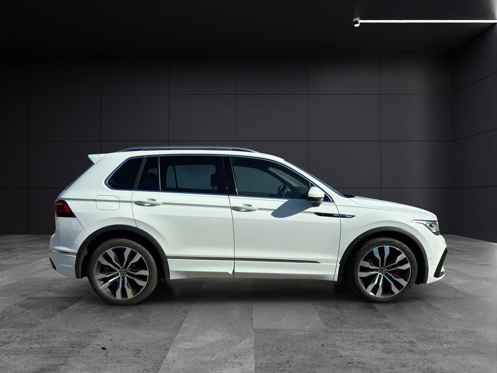 Fahrzeugabbildung Volkswagen Tiguan TDI R-Line DSG 4M Matrix Navi AID ACC RFK SH 20