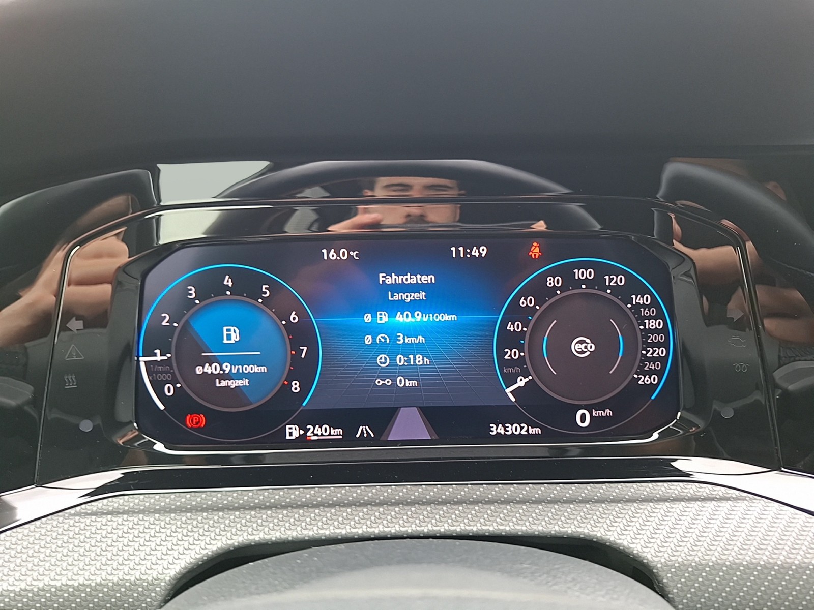 Fahrzeugabbildung Volkswagen Golf VIII TSI R-Line LEDplus CarPlay AID ACC Herman Pano PDC SH 18
