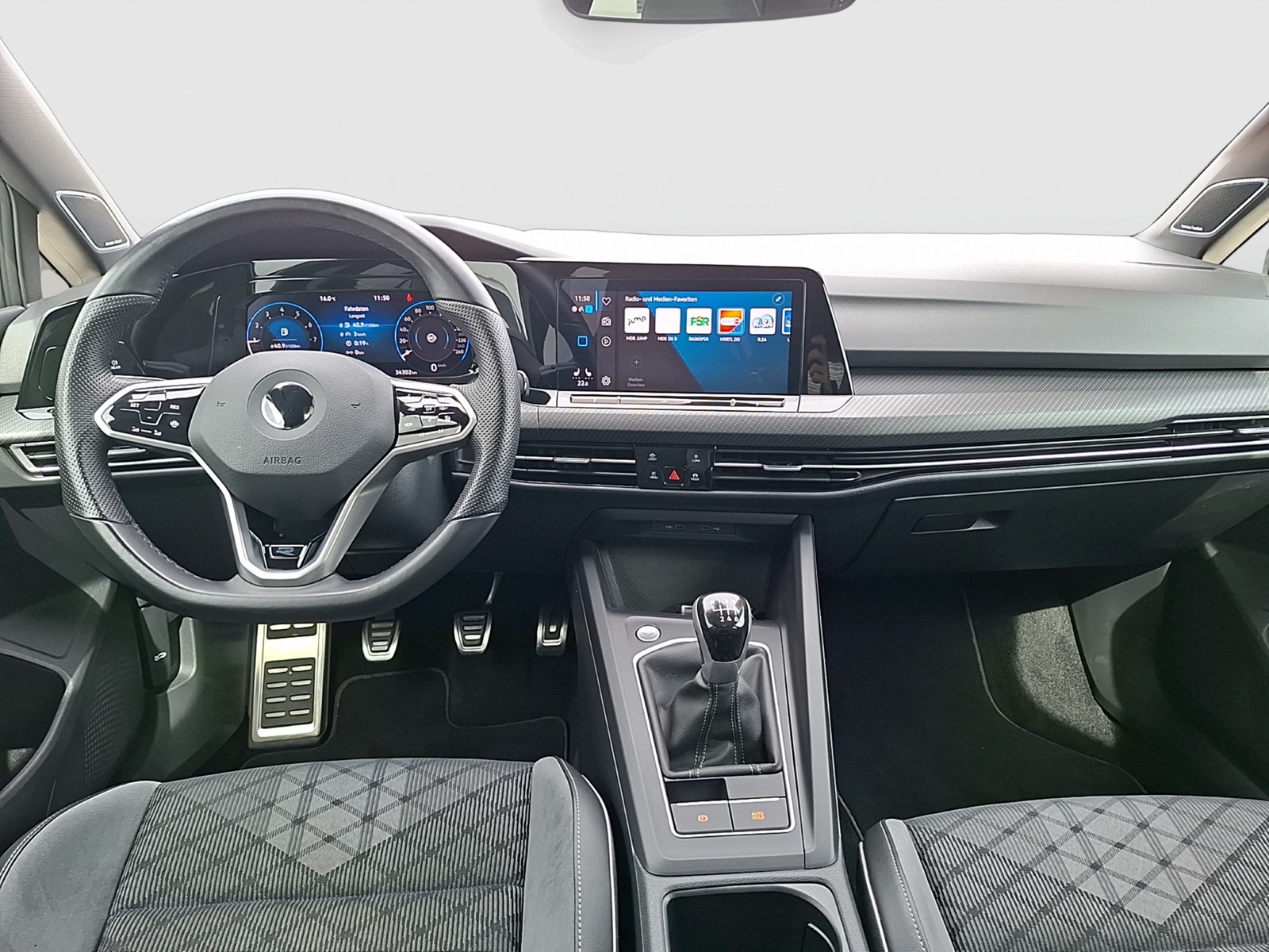 Fahrzeugabbildung Volkswagen Golf VIII TSI R-Line LEDplus CarPlay AID ACC Herman Pano PDC SH 18
