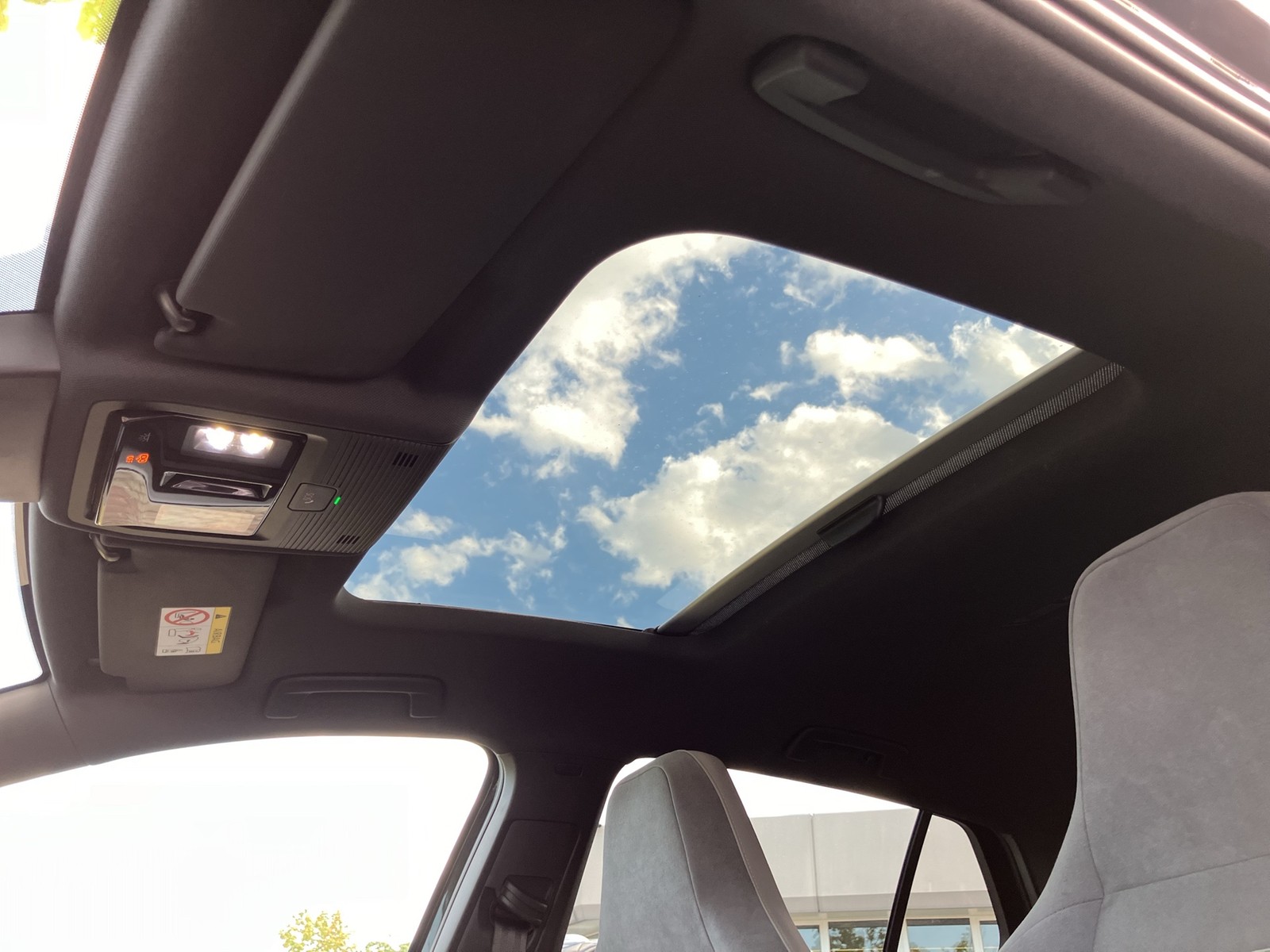 Fahrzeugabbildung Volkswagen Golf VIII TSI R-Line LEDplus CarPlay AID ACC Herman Pano PDC SH 18