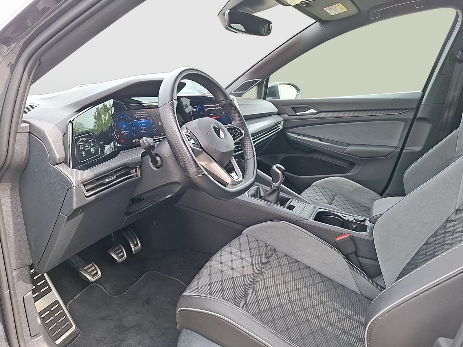 Fahrzeugabbildung Volkswagen Golf VIII TSI R-Line LEDplus CarPlay AID ACC Herman Pano PDC SH 18