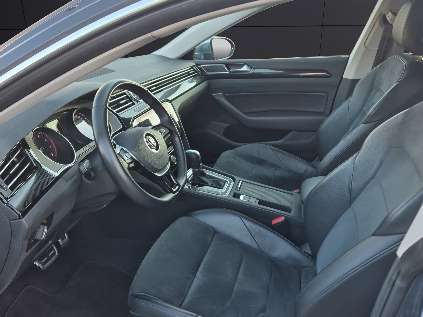 Fahrzeugabbildung Volkswagen Arteon Elegance TSI DSG LED AHK SH PDC Navi Klima