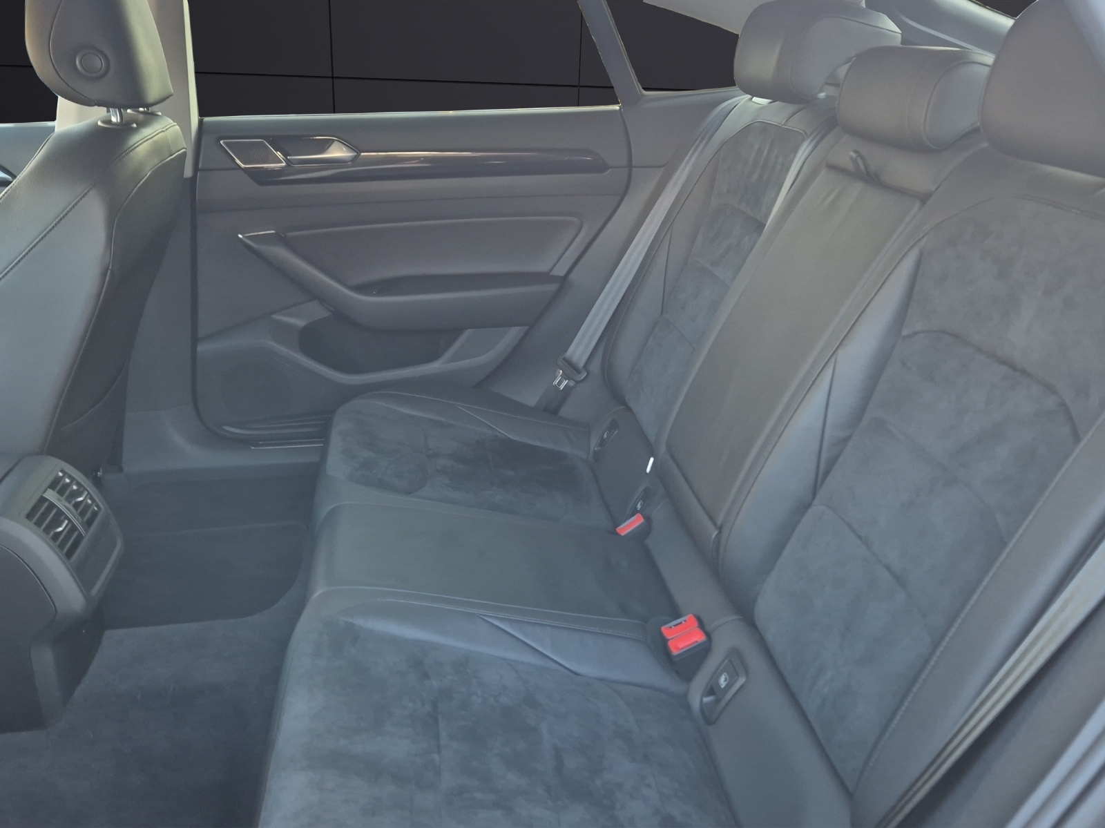 Fahrzeugabbildung Volkswagen Arteon Elegance TSI DSG LED AHK SH PDC Navi Klima