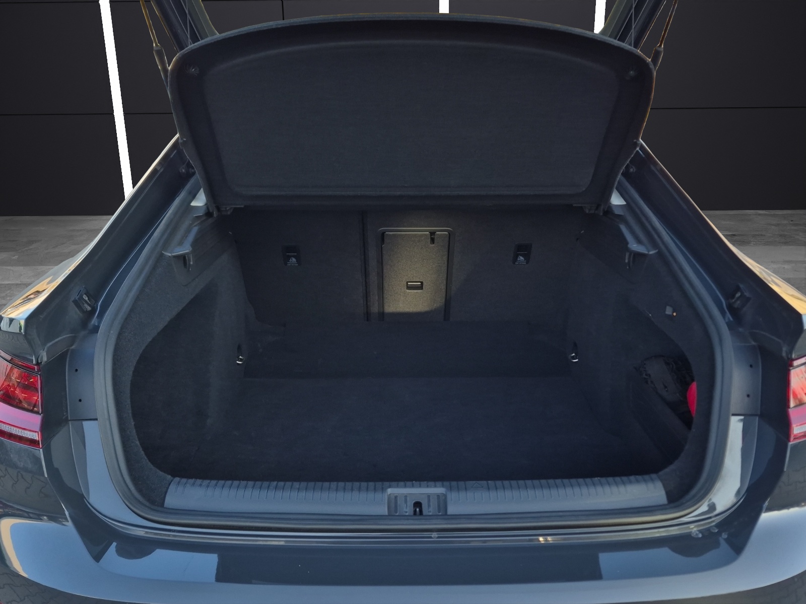 Fahrzeugabbildung Volkswagen Arteon Elegance TSI DSG LED AHK SH PDC Navi Klima