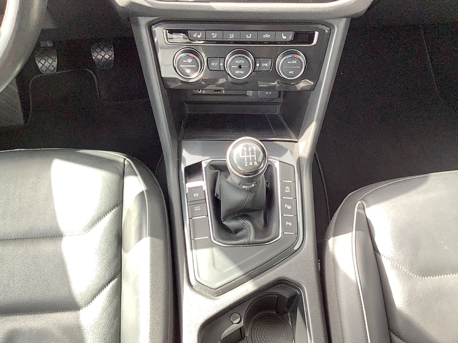 Fahrzeugabbildung Volkswagen Tiguan TDI Highline R-Line LED AHK ACC Navi Leder AID RFK SHZ 19