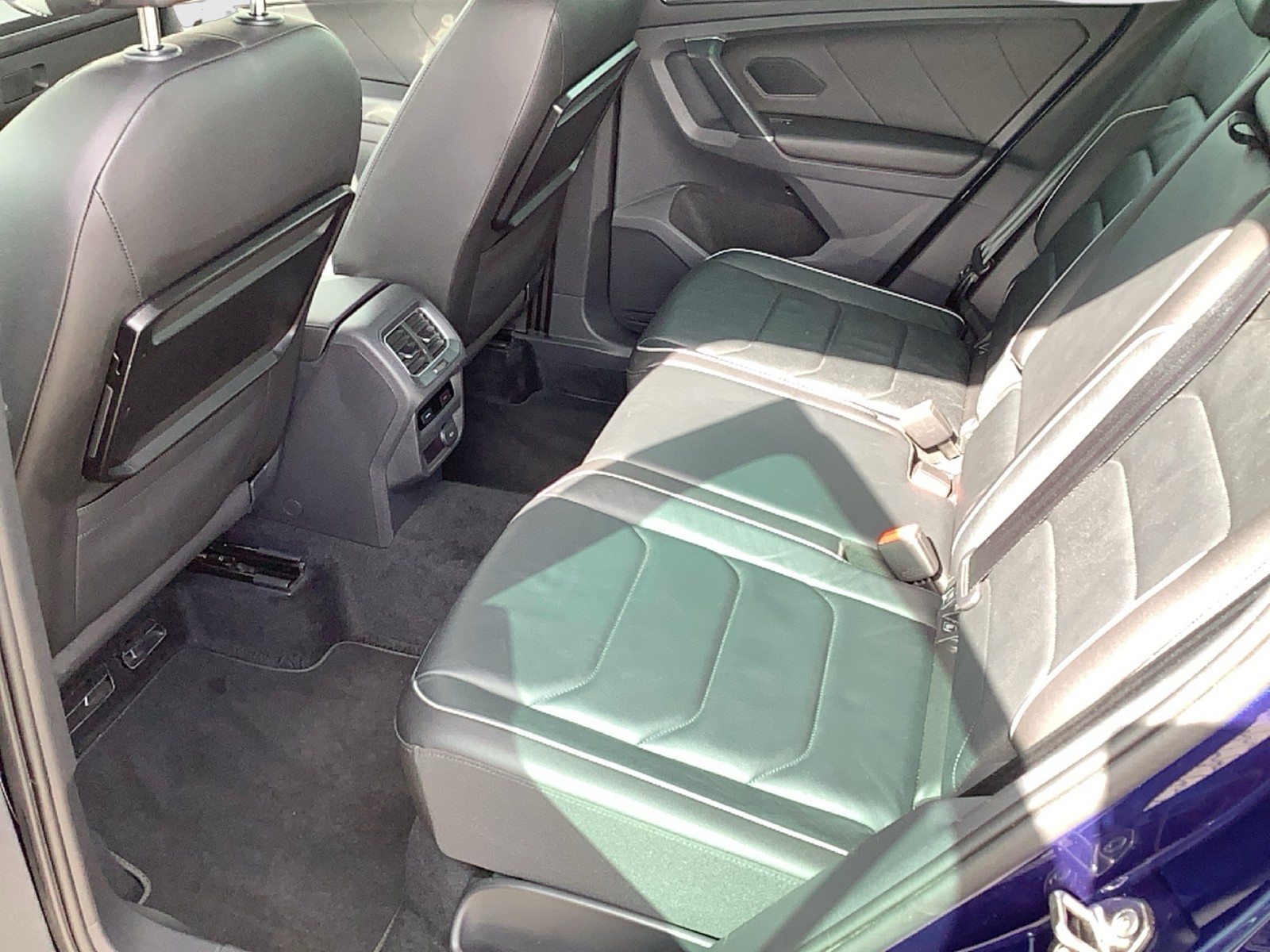 Fahrzeugabbildung Volkswagen Tiguan TDI Highline R-Line LED AHK ACC Navi Leder AID RFK SHZ 19