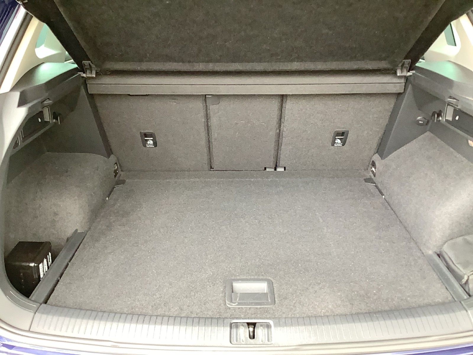 Fahrzeugabbildung Volkswagen Tiguan TDI Highline R-Line LED AHK ACC Navi Leder AID RFK SHZ 19