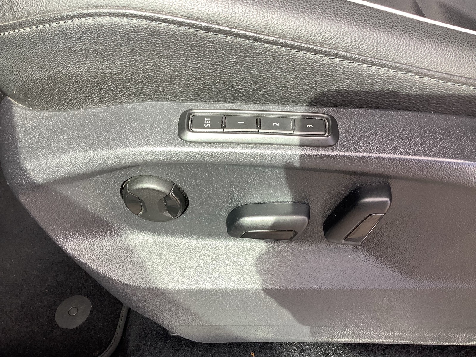 Fahrzeugabbildung Volkswagen Tiguan TDI Highline R-Line LED AHK ACC Navi Leder AID RFK SHZ 19