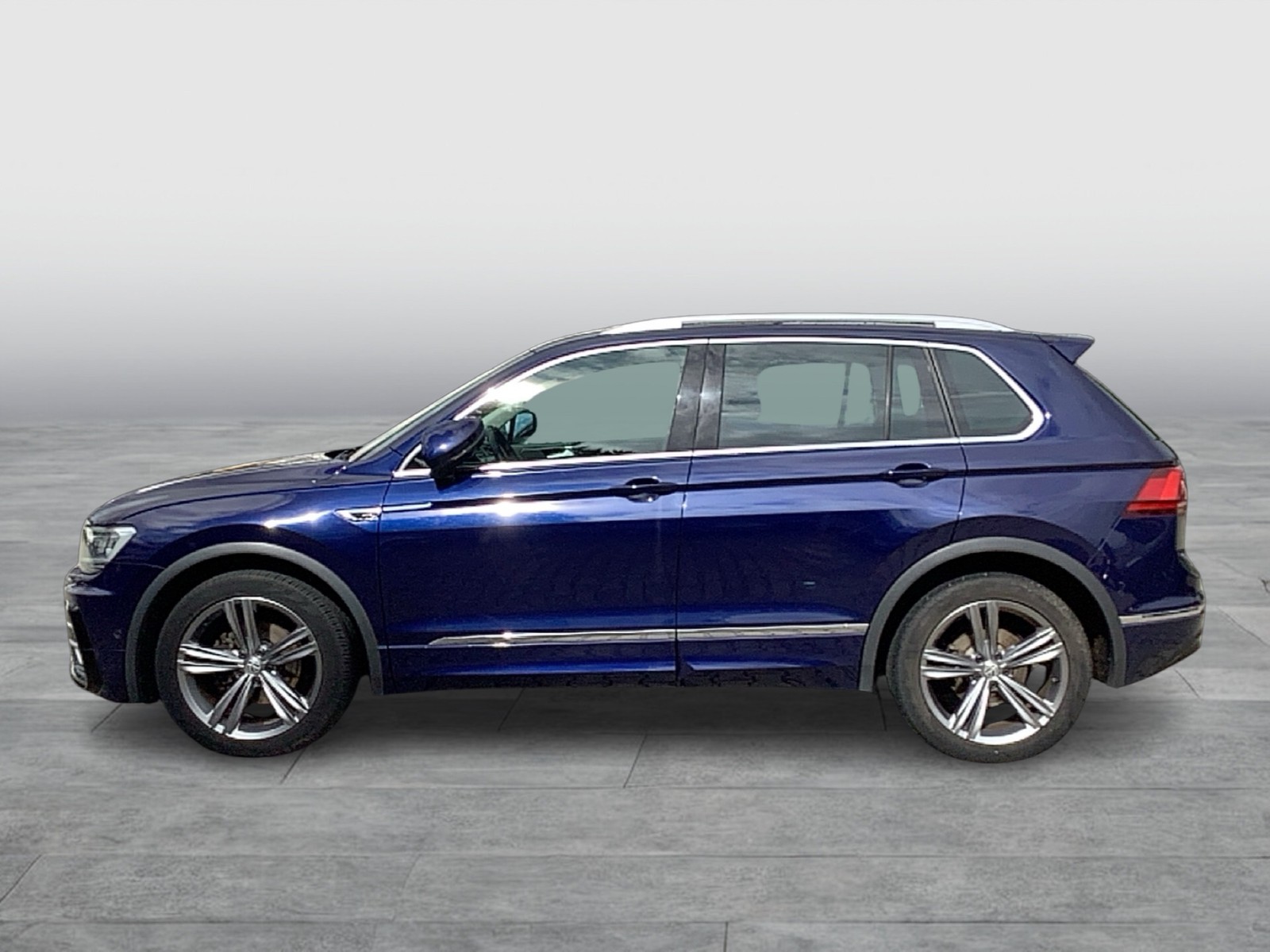 Fahrzeugabbildung Volkswagen Tiguan TDI Highline R-Line LED AHK ACC Navi Leder AID RFK SHZ 19
