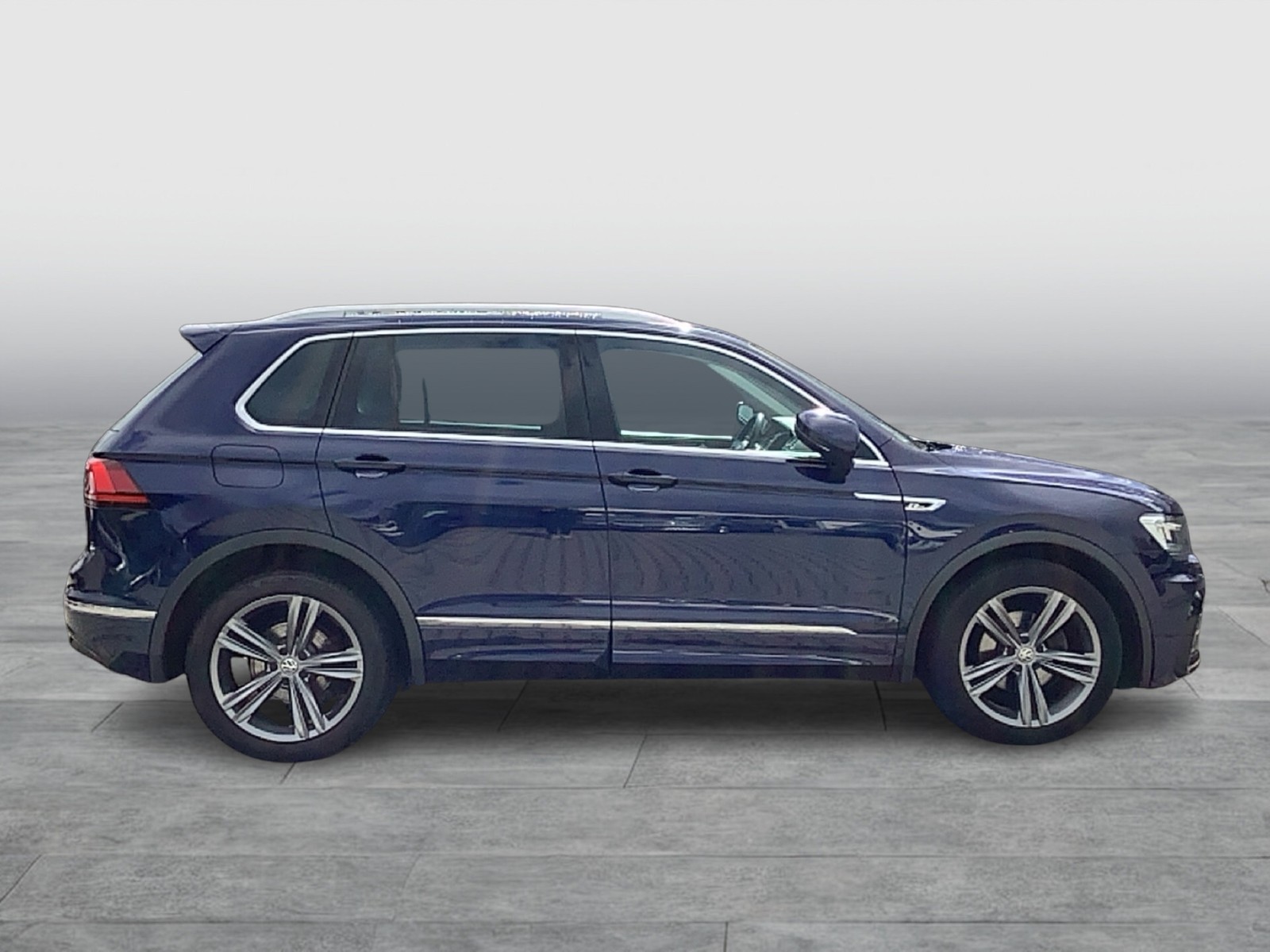 Fahrzeugabbildung Volkswagen Tiguan TDI Highline R-Line LED AHK ACC Navi Leder AID RFK SHZ 19