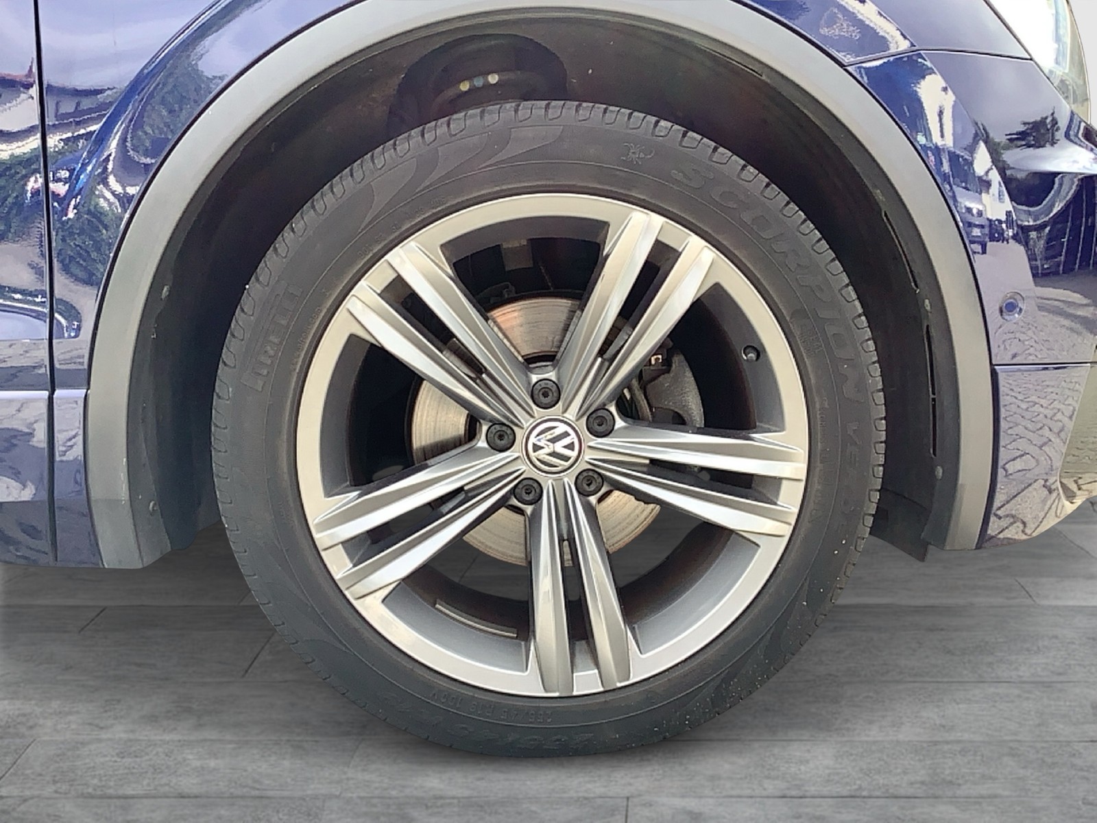 Fahrzeugabbildung Volkswagen Tiguan TDI Highline R-Line LED AHK ACC Navi Leder AID RFK SHZ 19