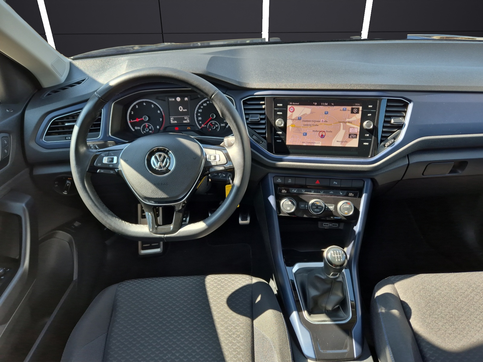 Fahrzeugabbildung Volkswagen T-Roc TSI United LED ACC AHK PANO NAVI LED ACC AHK PANO NAVI
