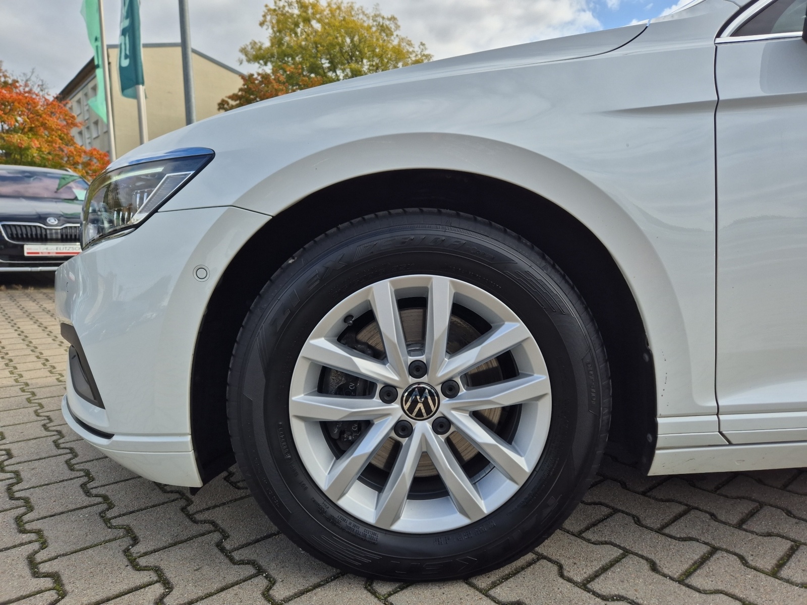 Fahrzeugabbildung Volkswagen Passat Variant TDI Business DSG Matrix AHK Navi Pano ACC RFK SH
