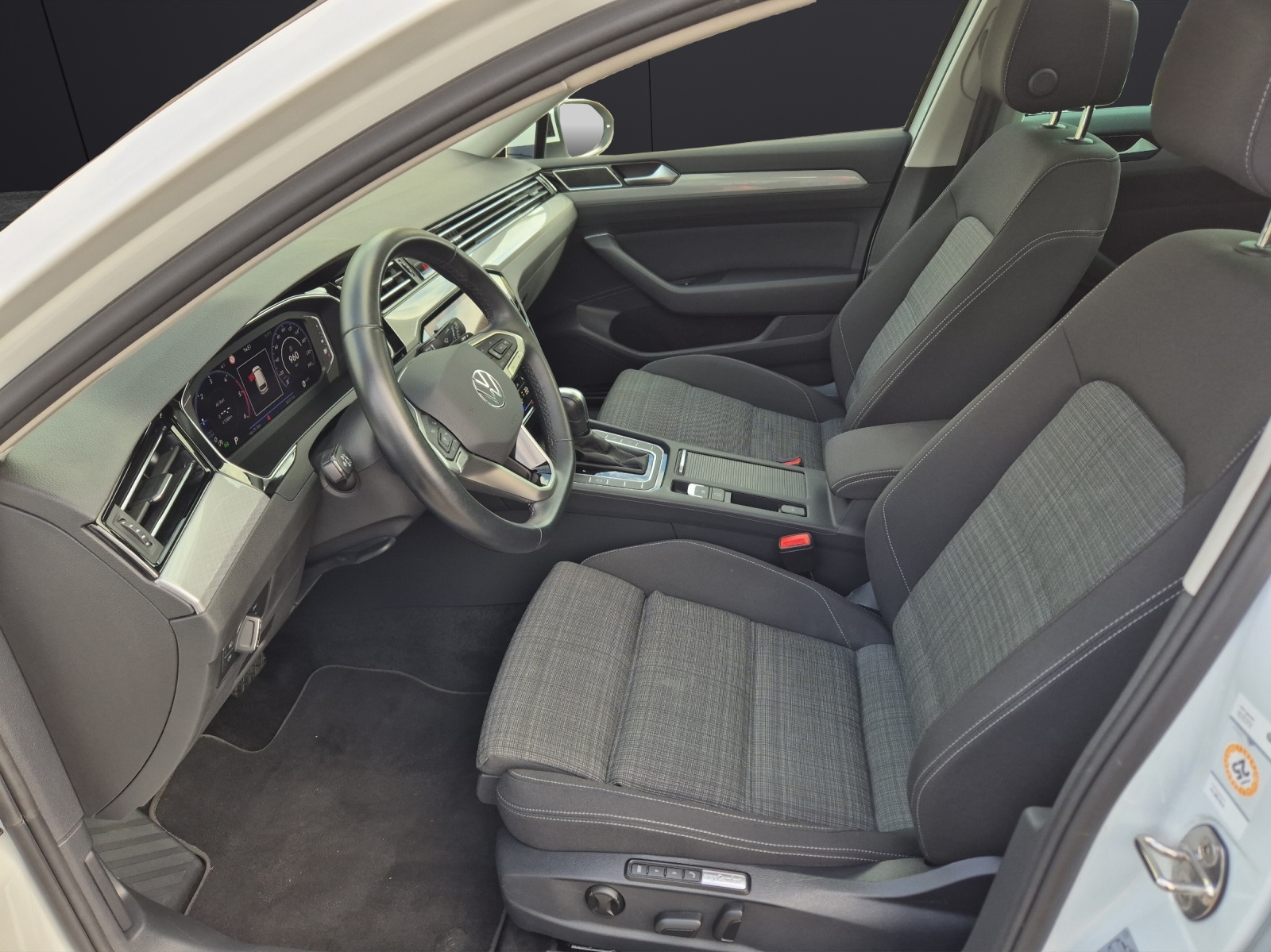 Fahrzeugabbildung Volkswagen Passat Variant TDI Business DSG Matrix AHK Navi Pano ACC RFK SH
