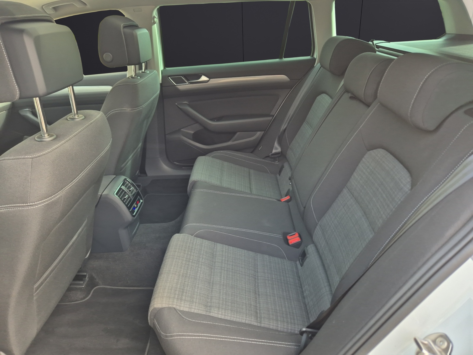 Fahrzeugabbildung Volkswagen Passat Variant TDI Business DSG Matrix AHK Navi Pano ACC RFK SH