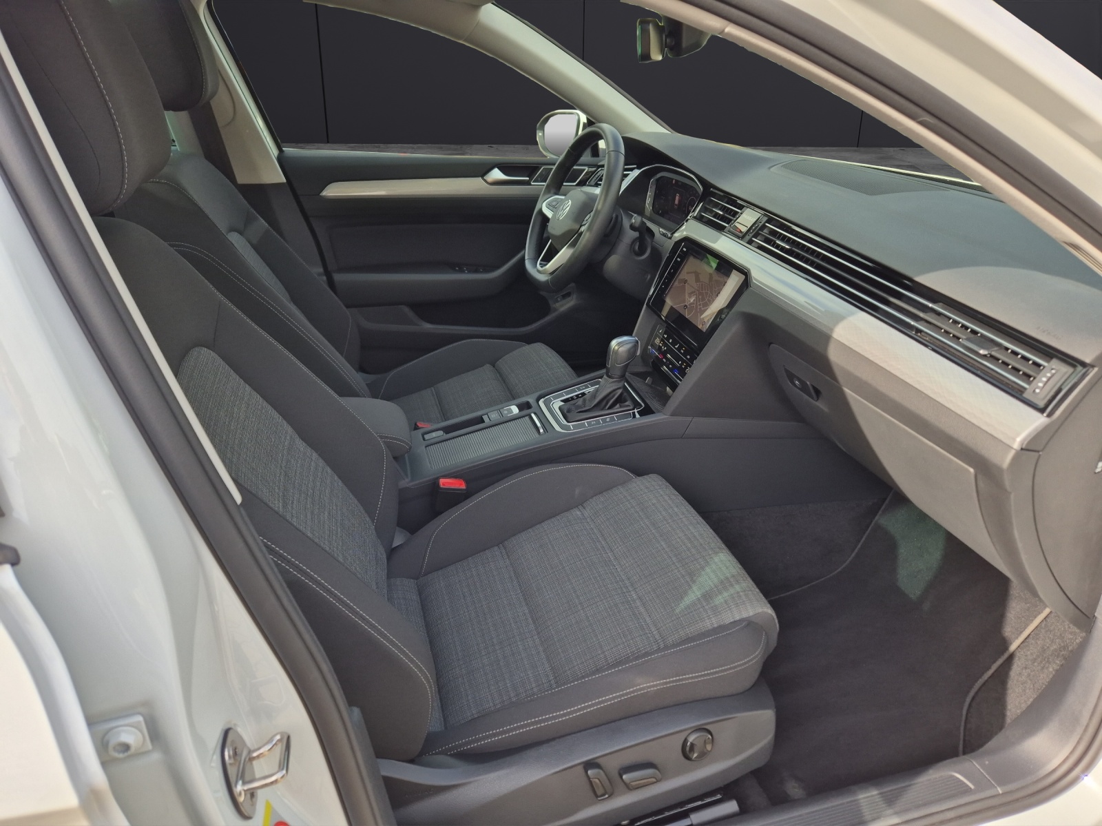 Fahrzeugabbildung Volkswagen Passat Variant TDI Business DSG Matrix AHK Navi Pano ACC RFK SH