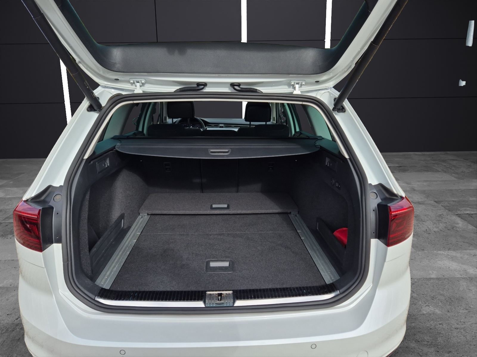 Fahrzeugabbildung Volkswagen Passat Variant TDI Business DSG Matrix AHK Navi Pano ACC RFK SH