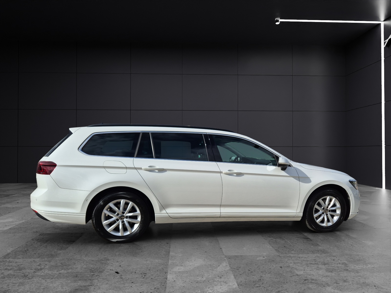 Fahrzeugabbildung Volkswagen Passat Variant TDI Business DSG Matrix AHK Navi Pano ACC RFK SH
