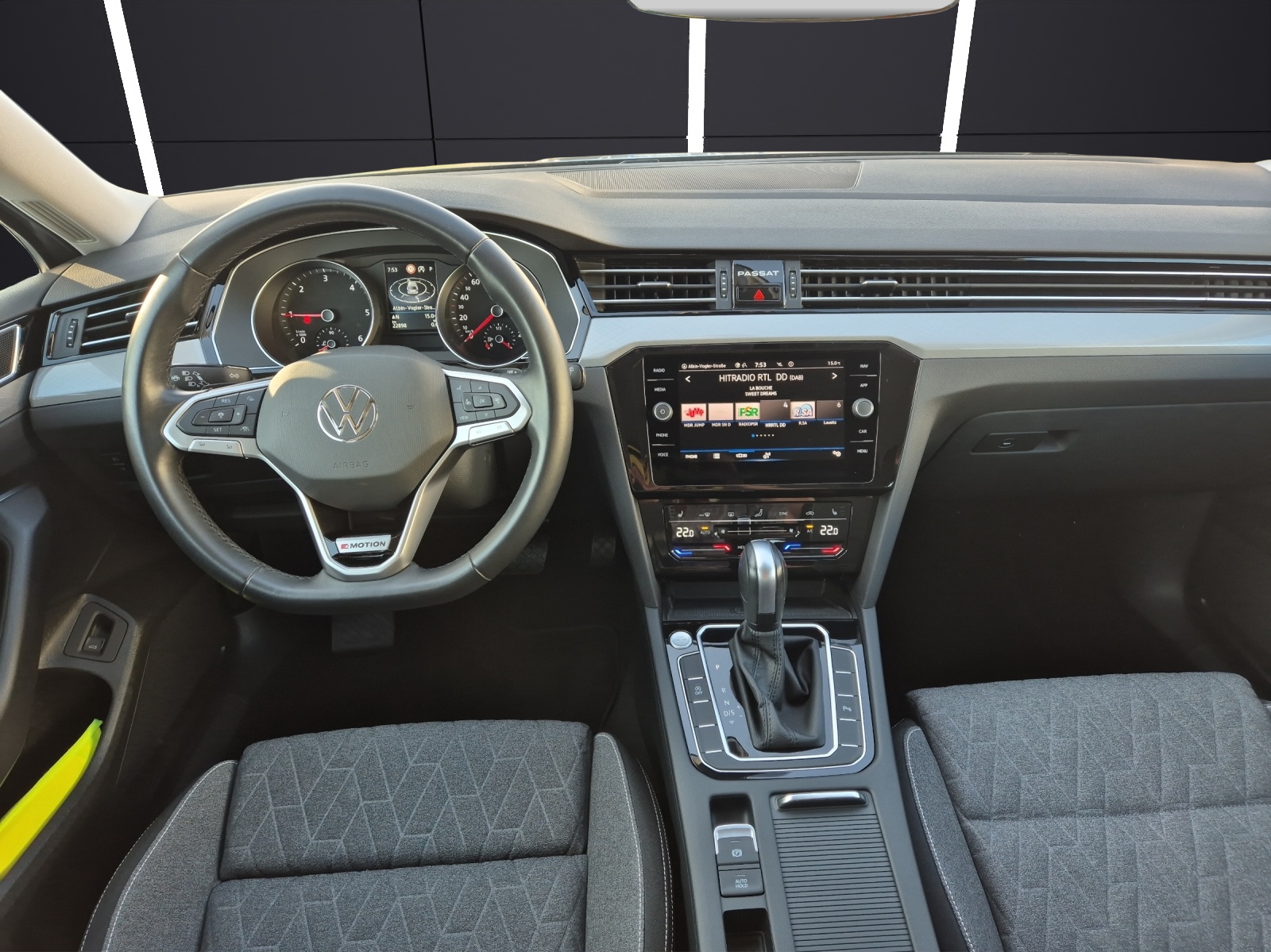 Fahrzeugabbildung Volkswagen Passat Variant TDI Business DSG 4M LED AHK Navi ACC RFK SH
