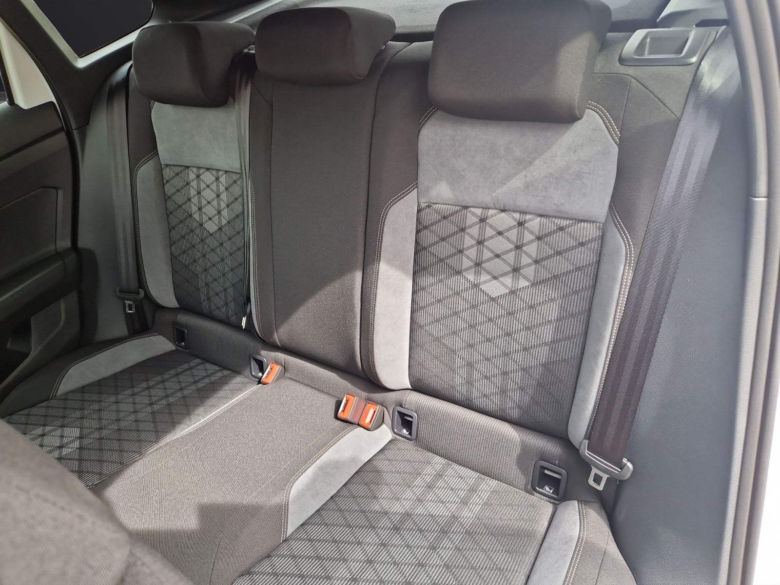Fahrzeugabbildung Volkswagen Taigo R-line DSG Matrix Navi AID ACC RFK SH LM