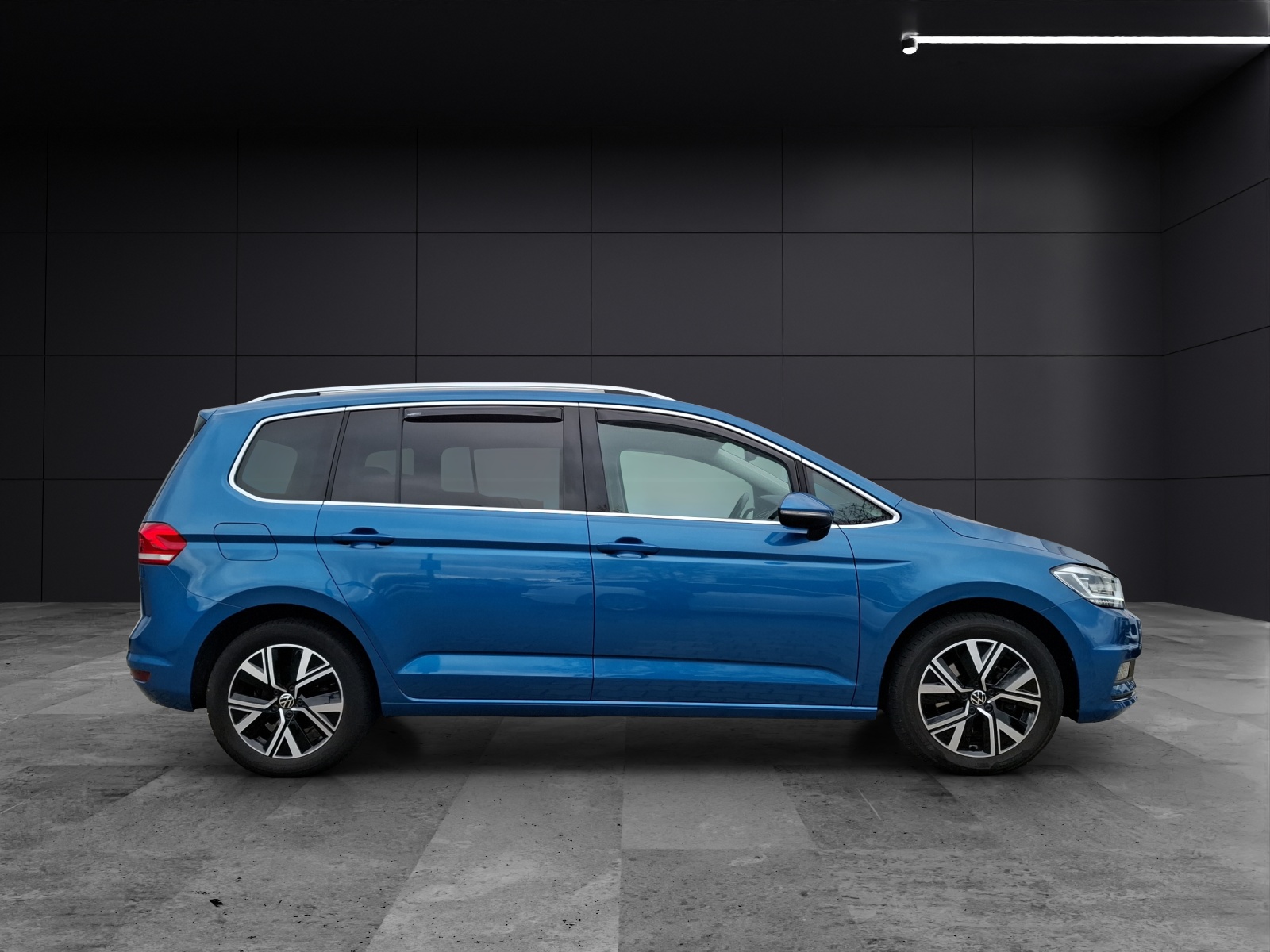 Fahrzeugabbildung Volkswagen Touran TSI Highline LED AHK Navi ACC PDC SH