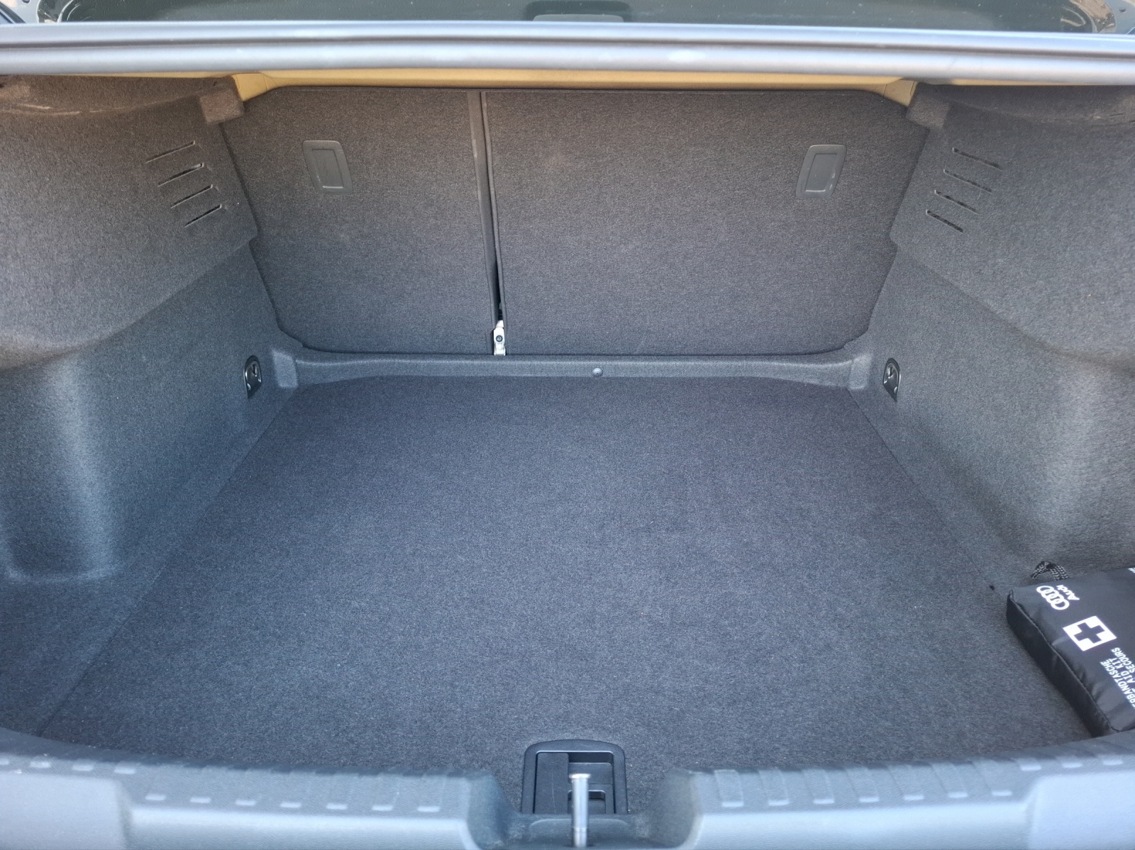 Fahrzeugabbildung Audi A3 Limousine 40 TFSI quattro S-line S-tronic Matrix Navi AVC ACC