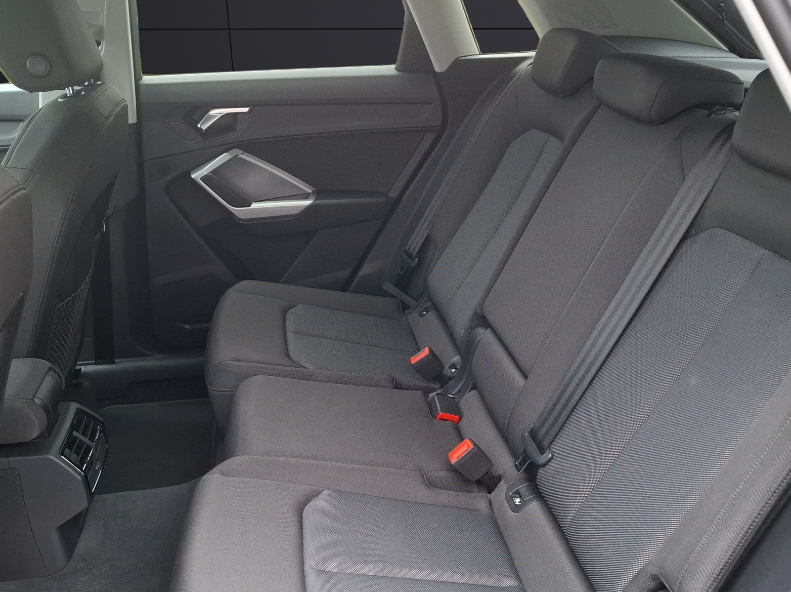 Fahrzeugabbildung Audi Q3 40 TFSI advanced S-tronic quattro LED AVC ACC Park-Assist SH 18