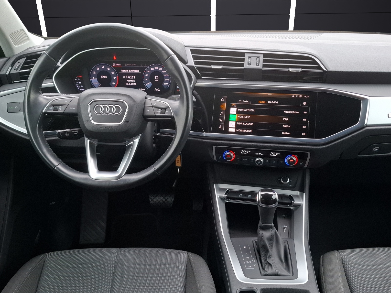 Fahrzeugabbildung Audi Q3 40 TFSI advanced S-tronic quattro LED AVC ACC Park-Assist SH 18