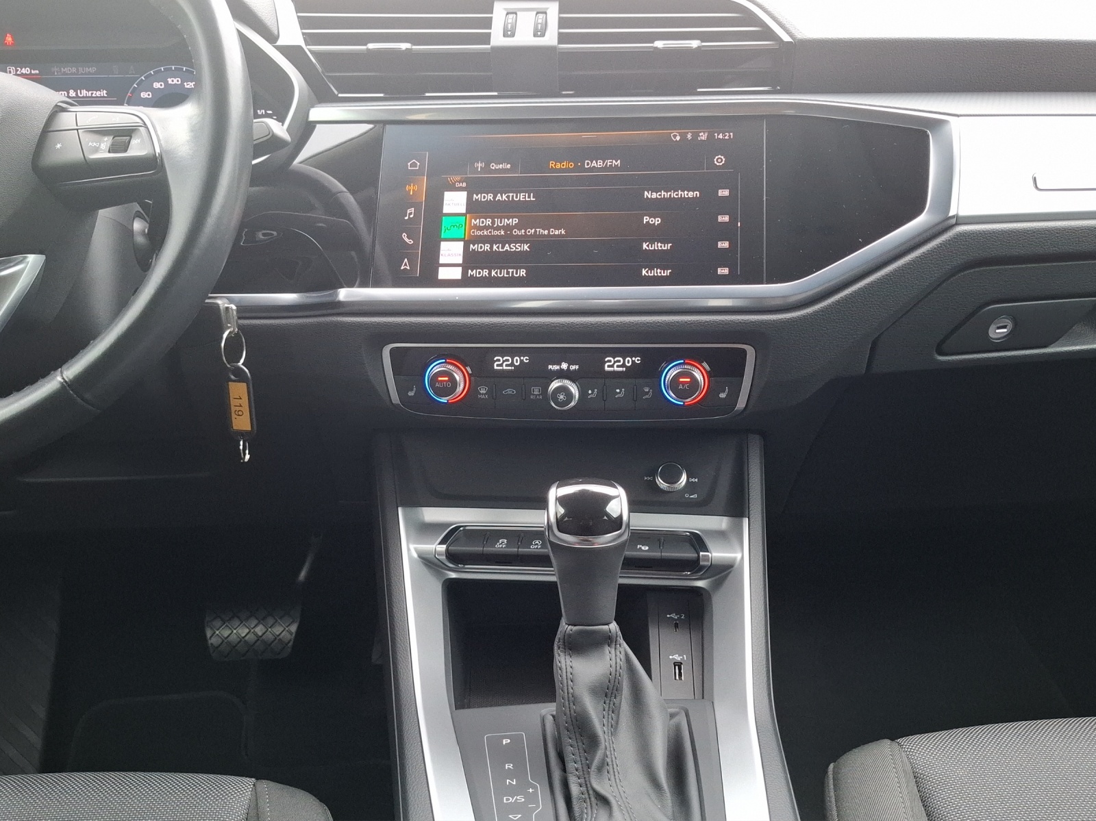 Fahrzeugabbildung Audi Q3 40 TFSI advanced S-tronic quattro LED AVC ACC Park-Assist SH 18