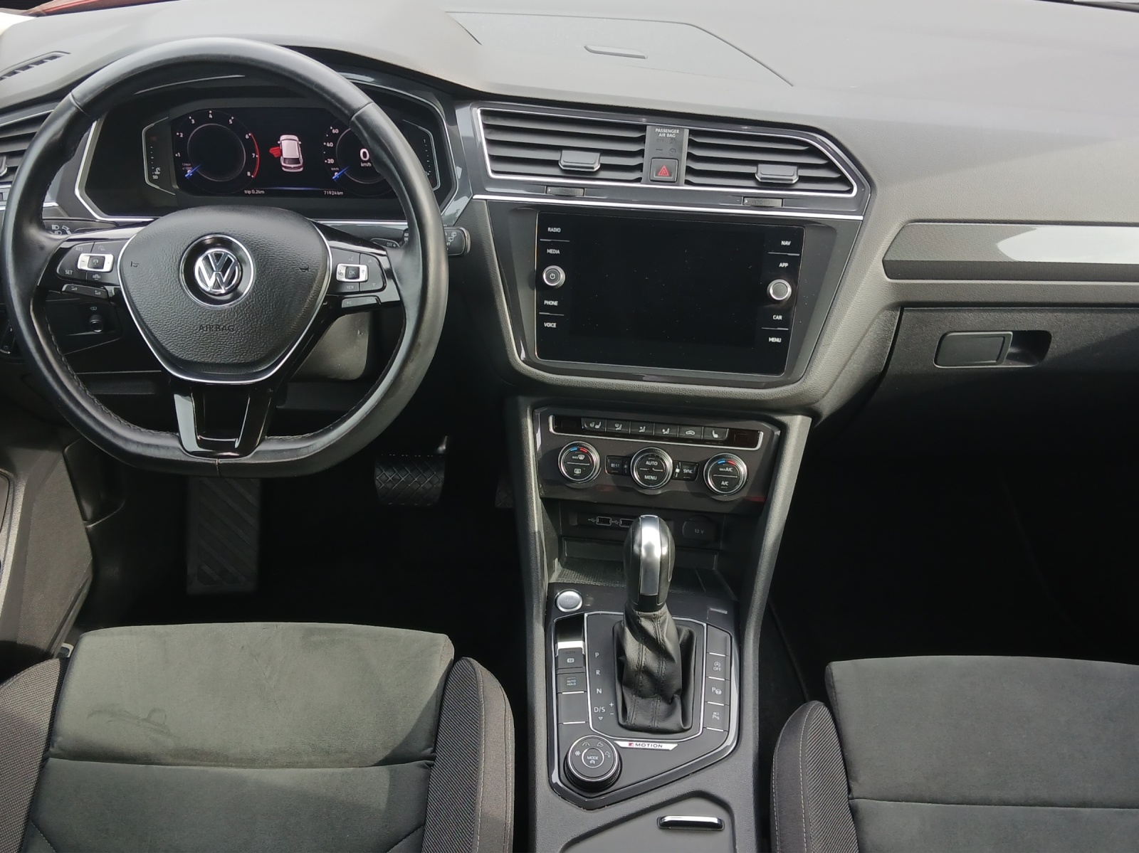 Fahrzeugabbildung Volkswagen Tiguan Allspace TSI 4M R-Line Highline LED AHK Navi AID ACC RFK HUD SHZ 19