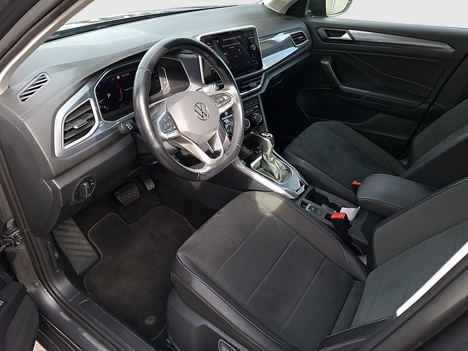 Fahrzeugabbildung Volkswagen T-Roc TSI Style DSG LEDplus Navi AID ACC RFK SH