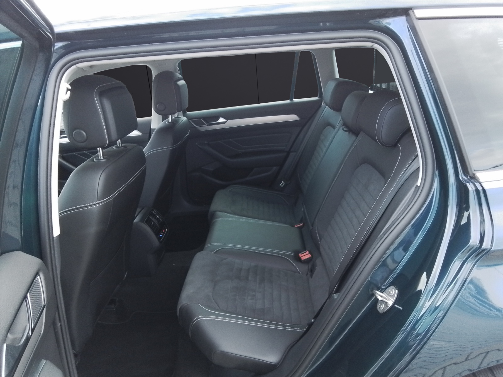 Fahrzeugabbildung Volkswagen Passat Variant TDI Elegance DSG Matrix AHK Navi ACC PDC SH