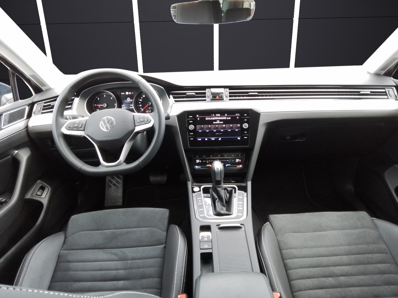 Fahrzeugabbildung Volkswagen Passat Variant TDI Elegance DSG Matrix AHK Navi ACC PDC SH