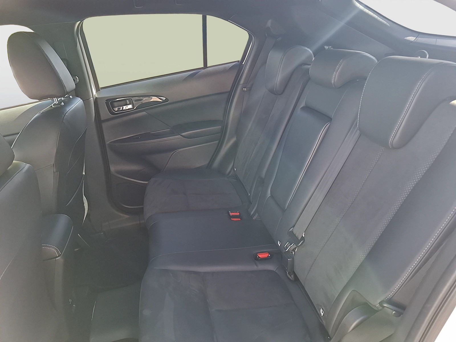 Fahrzeugabbildung Mitsubishi Eclipse Cross 2.4 MIVED 4WD PHEV LED Navi RFK STH HuD