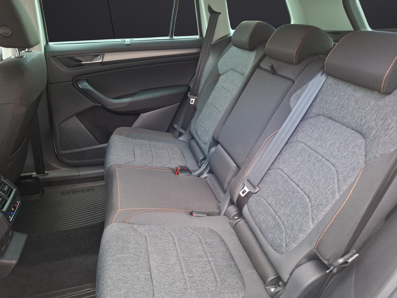 Fahrzeugabbildung SKODA Kodiaq TSI Clever Matrix AHK Navi ACC RFK SH 19