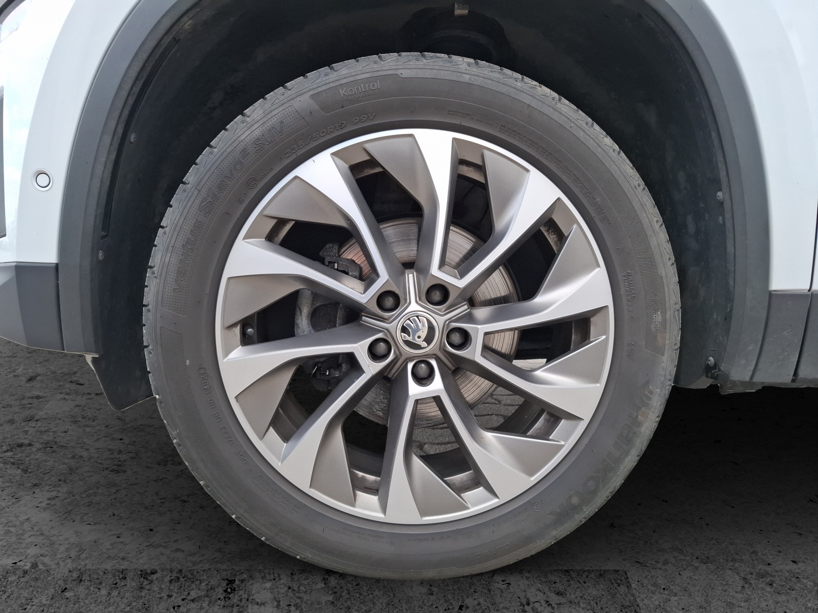 Fahrzeugabbildung SKODA Kodiaq TSI Clever Matrix AHK Navi ACC RFK SH 19