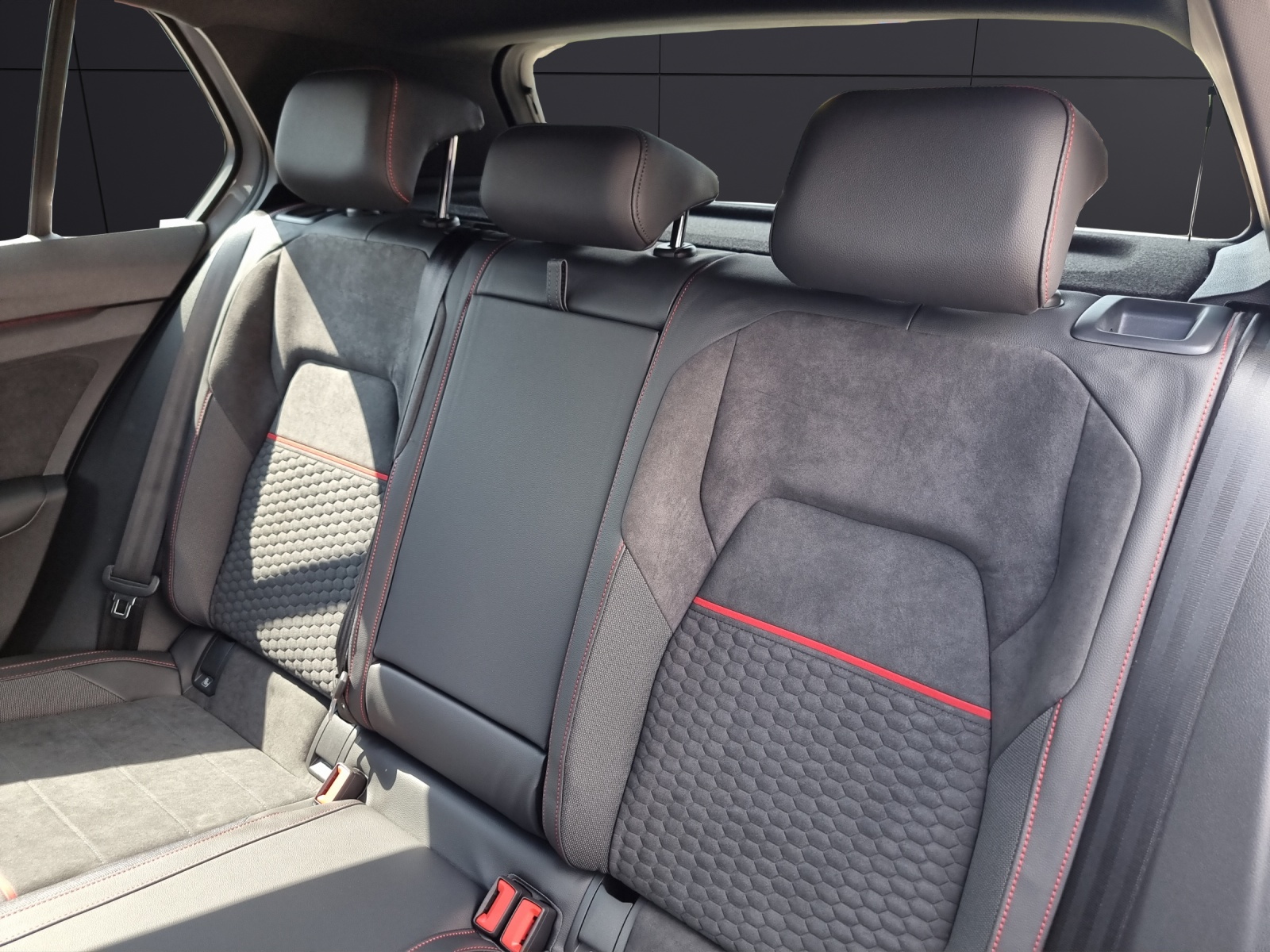 Fahrzeugabbildung Volkswagen Golf VIII GTI Clubsport Akrapovic Matrix Pano H/K NaviAID ACC