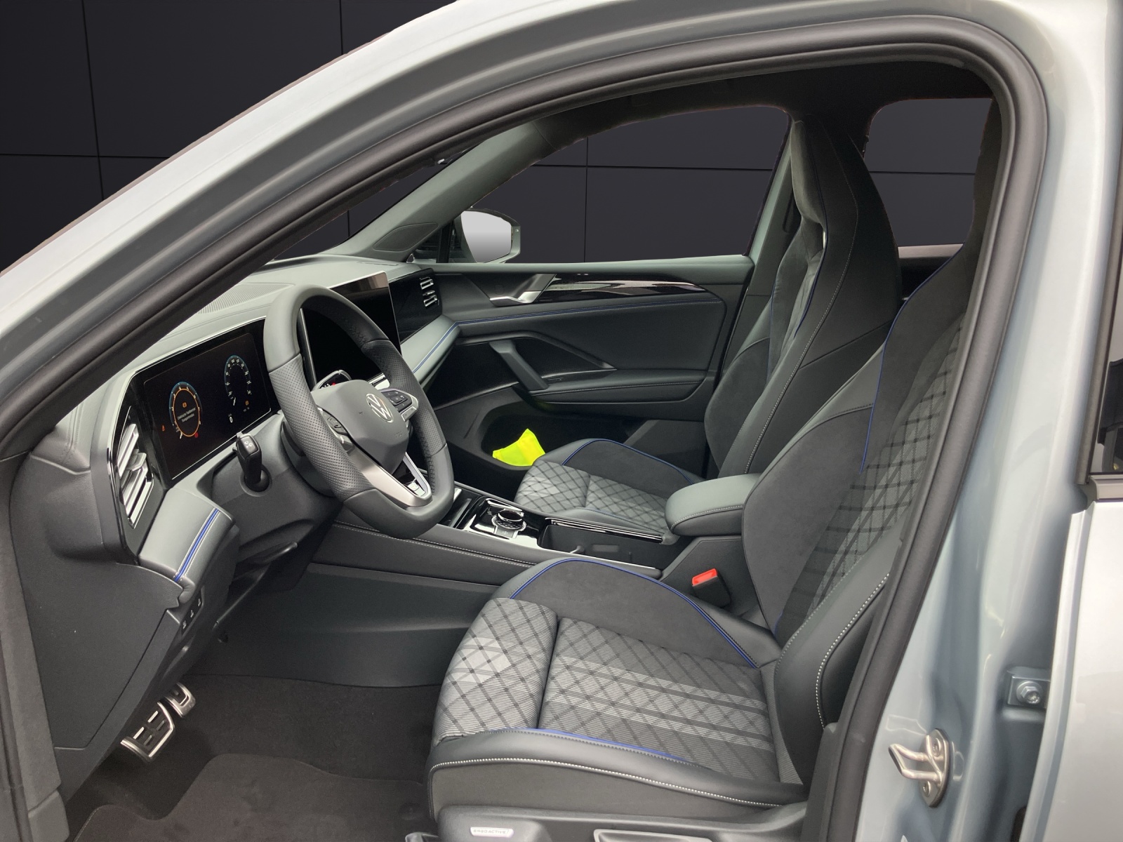 Fahrzeugabbildung Volkswagen Tiguan R-Line Black-Style AHK NAVI