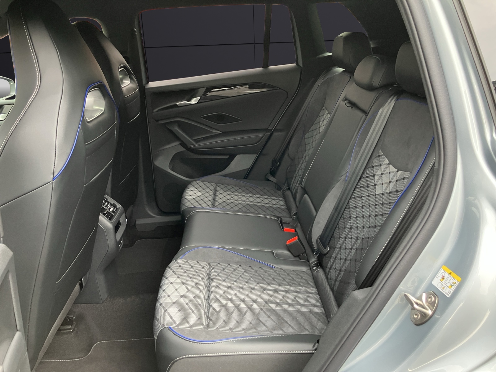 Fahrzeugabbildung Volkswagen Tiguan R-Line Black-Style AHK NAVI