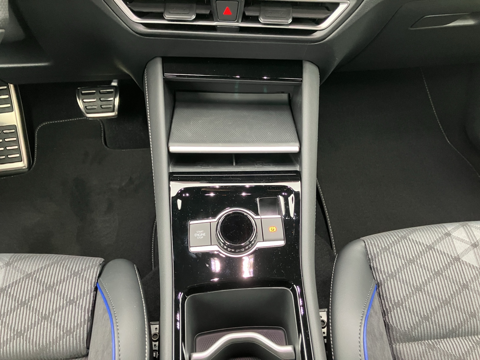 Fahrzeugabbildung Volkswagen Tiguan R-Line Black-Style AHK NAVI